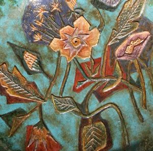 Piatto con bassorilievo floreale, anni Cinquanta